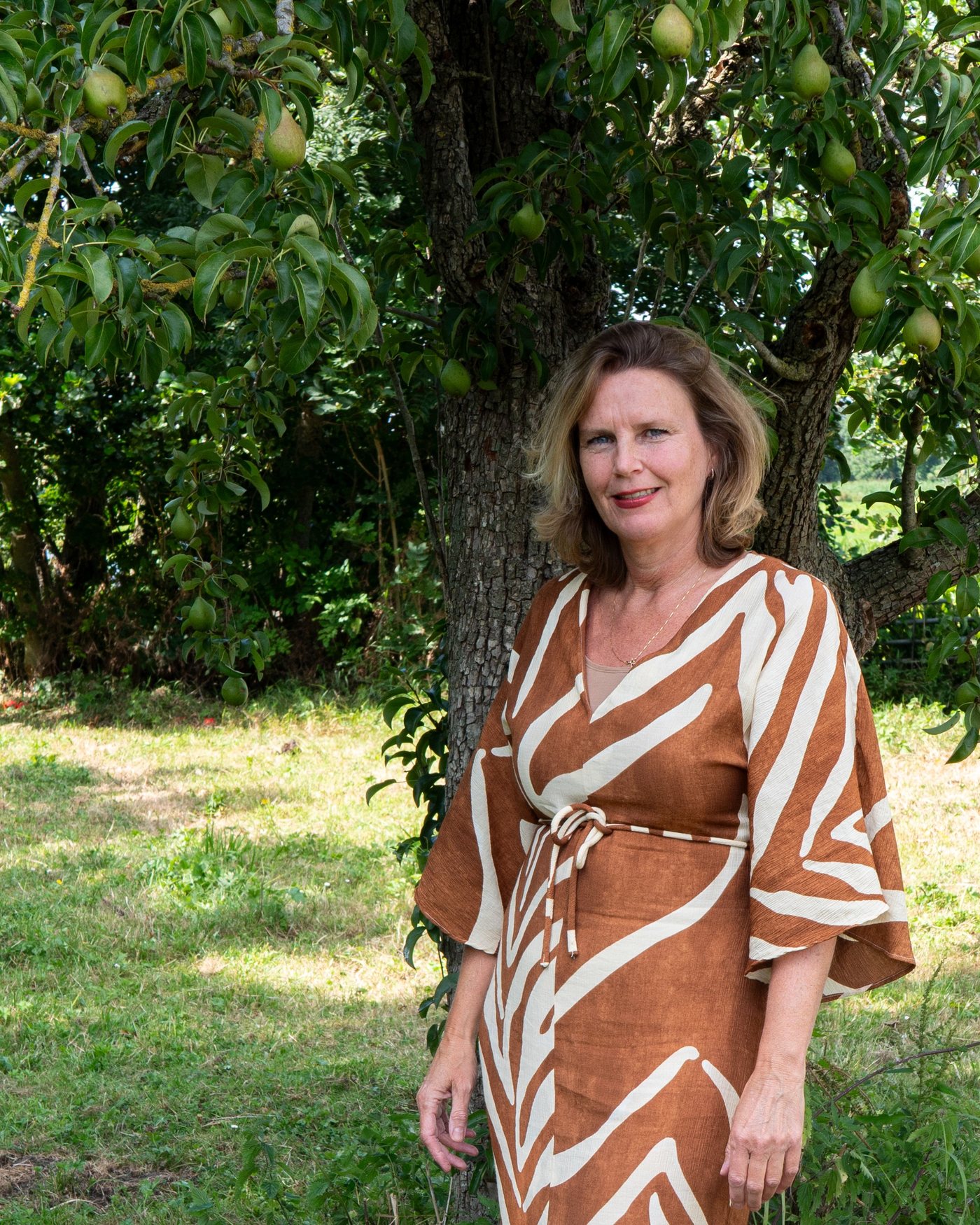 Portret van Romy de Jong onder een perenboom